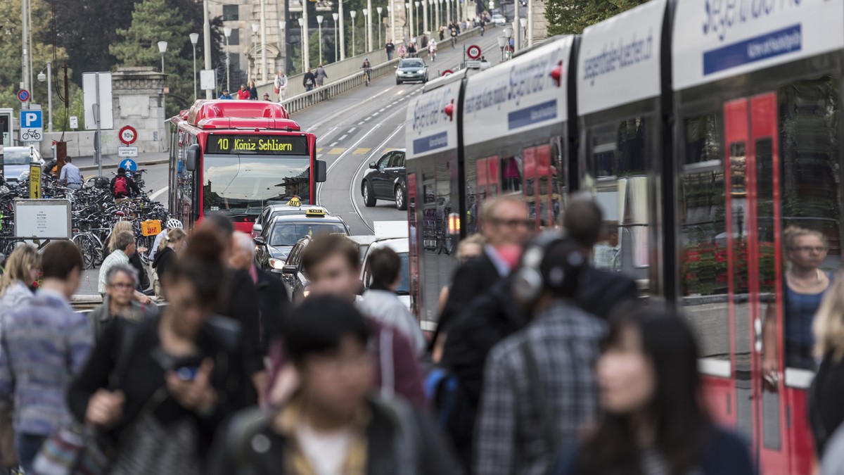 Tram-in-Bern-entgleist-V-lahmgelegt