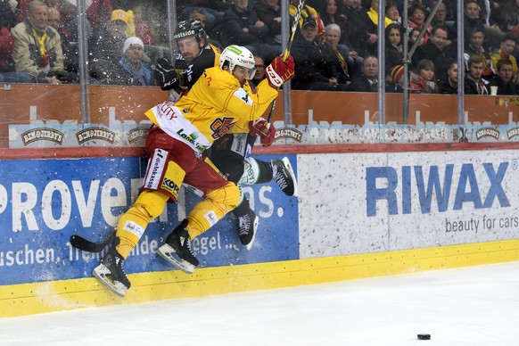 Biels Damien Riat, links, und Berns Adam Almquist, rechts, kaempfen um den Puck, im dritten Eishockey Playoff-Halbfinalspiel der National League zwischen dem SC Bern und dem EHC Biel, am Samstag, 30.  ...