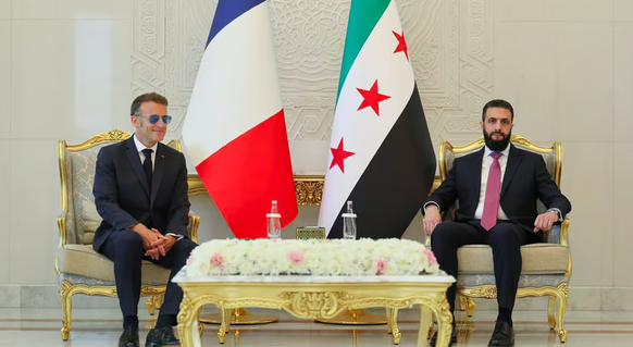 Syriens Präsident Ahmad al-Sharaa trifft den französischen Präsidenten Emmanuel Macron im Palast in Damaskus.