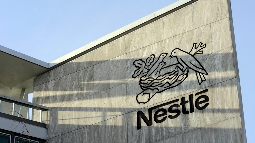 ARCHIV - ZU DEN HALBJAHRESZAHLEN 2018 VON NESTLÉ, AM DONNERSTAG, 26. JULI 2018, STELLEN WIR IHNEN FOLGENDES BILDMATERIAL ZUR VERFUEGUNG ---- Nestle logo is pictured on the Nestle headquarter before th ...