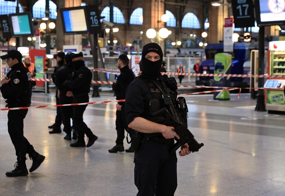 epa10399565 French police officers stand in the train station Gare du Nord after securing the scene of a knife attack, in Paris, France, 11 January 2023. A knife-wielding man injured six, police said, ...