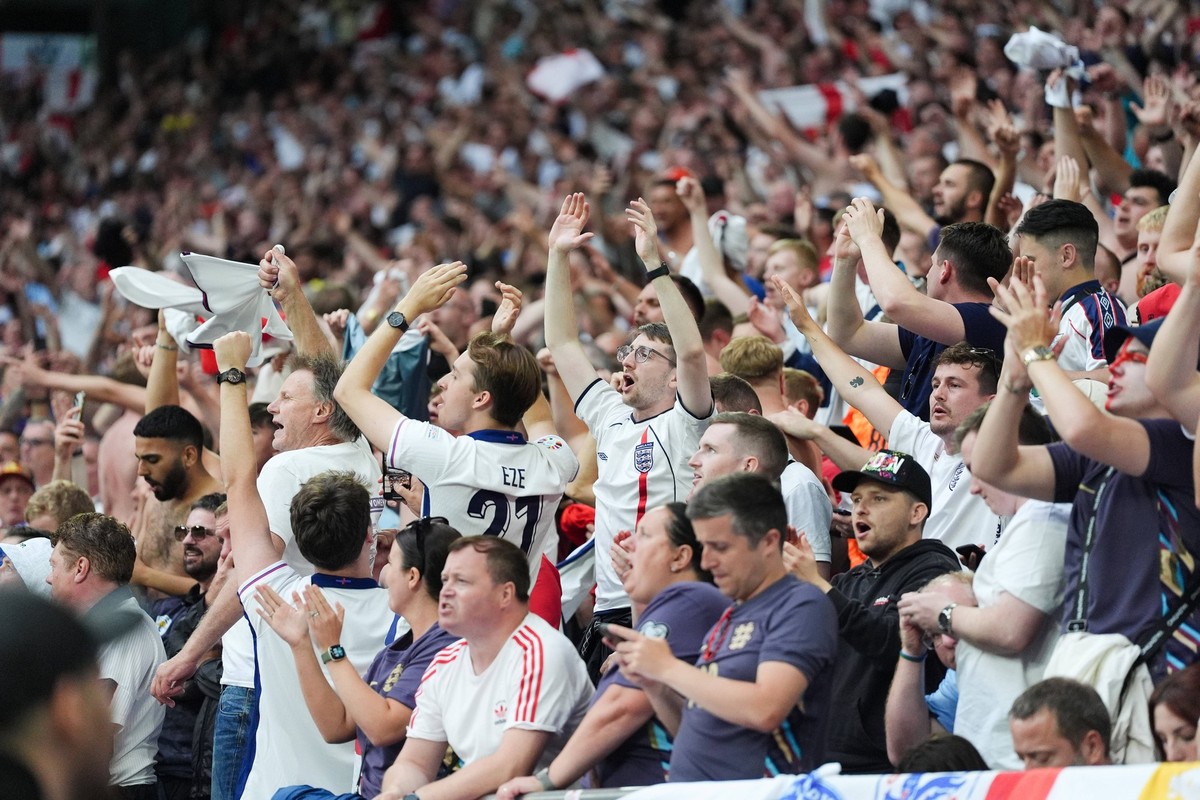 England v Slovakia - UEFA EURO, EM, Europameisterschaft,Fussball 2024 - Round of 16 - Arena AufSchalke England fans celebrates after Jude Bellingham scores their side s first goal of the game during t ...