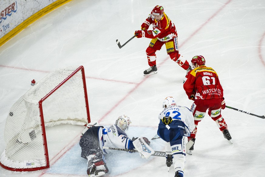 Biels Toni Rajala, oben, schiesst das Siegestor in der Overtime gegen Zuerichs Torhueter Jakub Kovar, im zweiten Eishockey Playoff-Viertelfinalspiel der National League zwischen dem EHC Biel-Bienne un ...