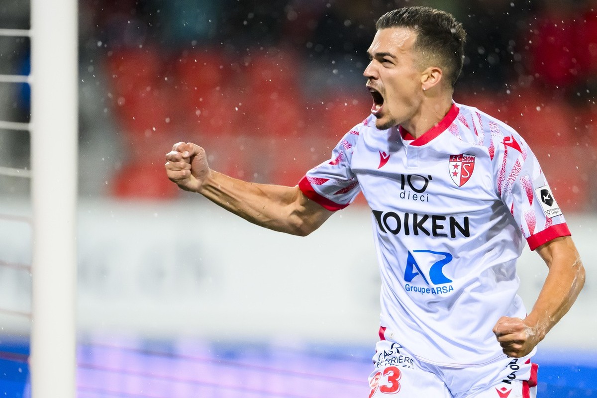 Joie du milieu valaisan Kevin Bua apres avoir marque son but lors de la rencontre de football de Challenge League entre FC Sion et Neuchatel Xamax FCS le vendredi 27 octobre 2023 au stade de Tourbillo ...