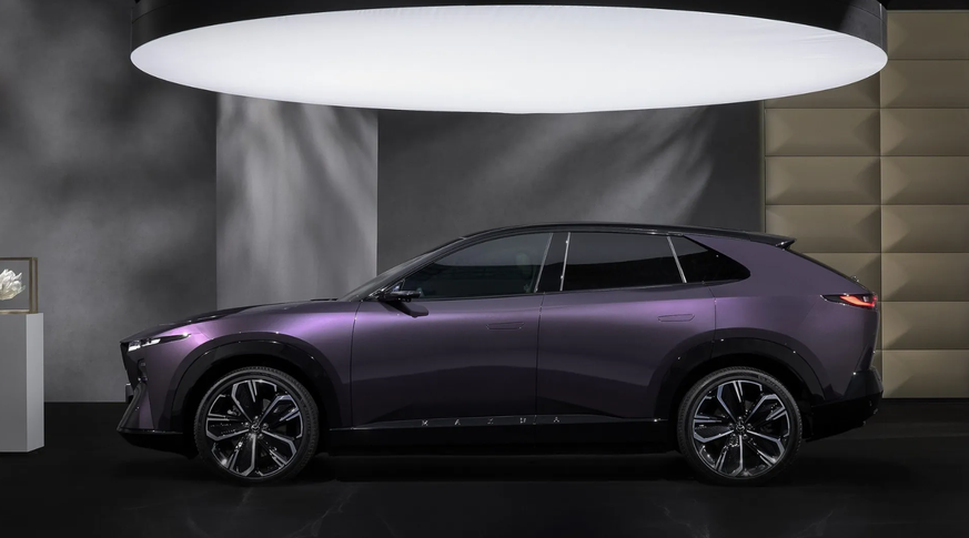 Coupéartig: Im Design unterscheidet sich der 4,85 Meter lange CX-6e von den bisherigen SUV der Marke.