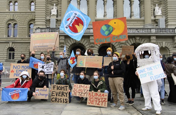 Personen protestieren an der Demonstration der Internationaler Klimastreik, am Freitag, 22. Oktober 2021, auf dem Bundesplatz, in Bern. (KEYSTONE/Anthony Anex)