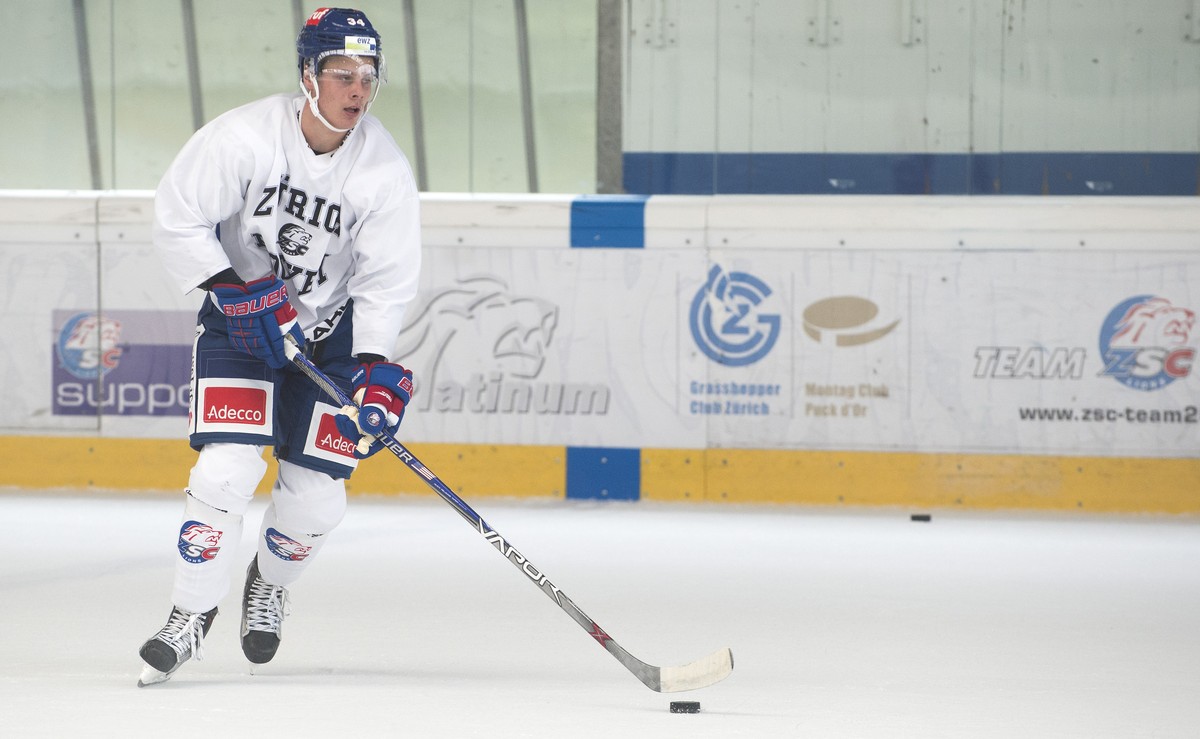 Der neue ZSC Spieler Auston Matthews in einem Training der ZSC Lions in der Kunsteisbahn Zuerich-Oerlikon, am Montag, 17. August 2015. (KEYSTONE/Anthony Anex)