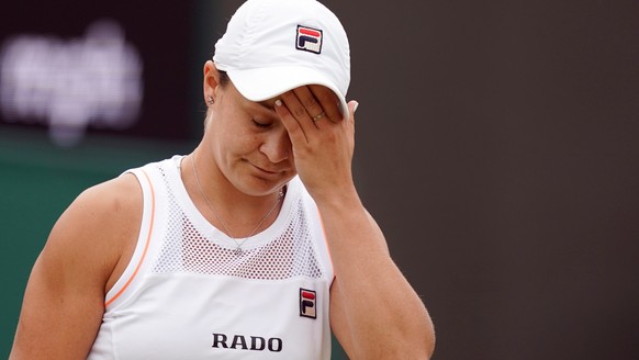 epa07703123 Ashleigh Barty of Australia plays Alison Riske of USA in their fourth round match during the Wimbledon Championships at the All England Lawn Tennis Club, in London, Britain, 08 July 2019.  ...