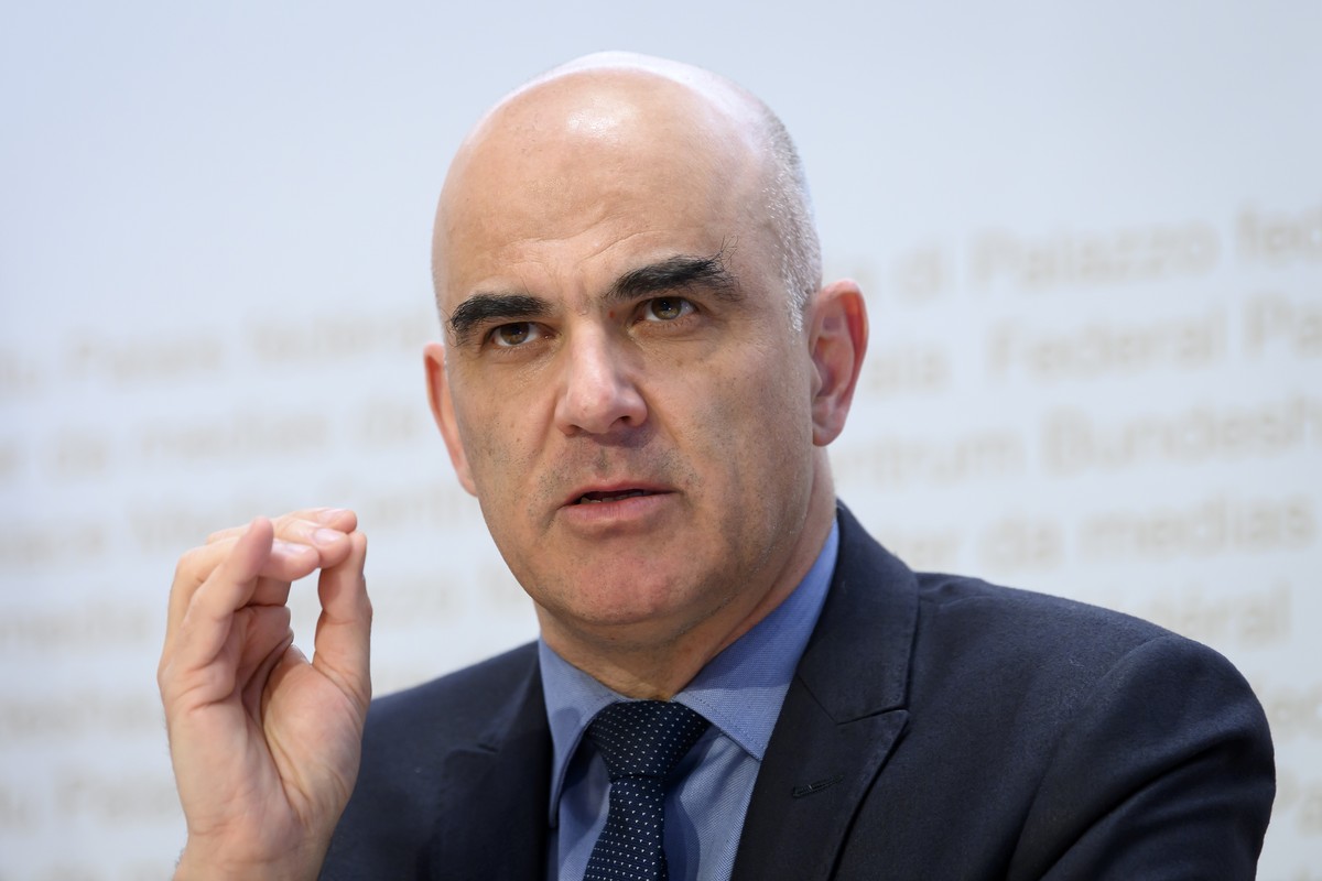 Bundesrat Alain Berset spricht waehrend einer Medienkonferenz ueber die Volksinitiative Kinder und Jugendliche ohne Tabakwerbung, am Donnerstag, 9. Dezember 2021 in Bern. (KEYSTONE/Anthony Anex)