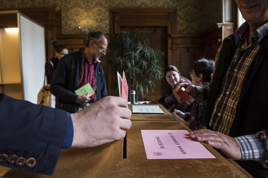 Wahlberechtigte waehlen anlaesslich der Kantonalen Wahlen am Sonntag, 07. April 2019, in Bellinzona. Im Tessin finden heute Kantons- und Regierungsratswahlen statt, an denen die Regierung und das Parl ...