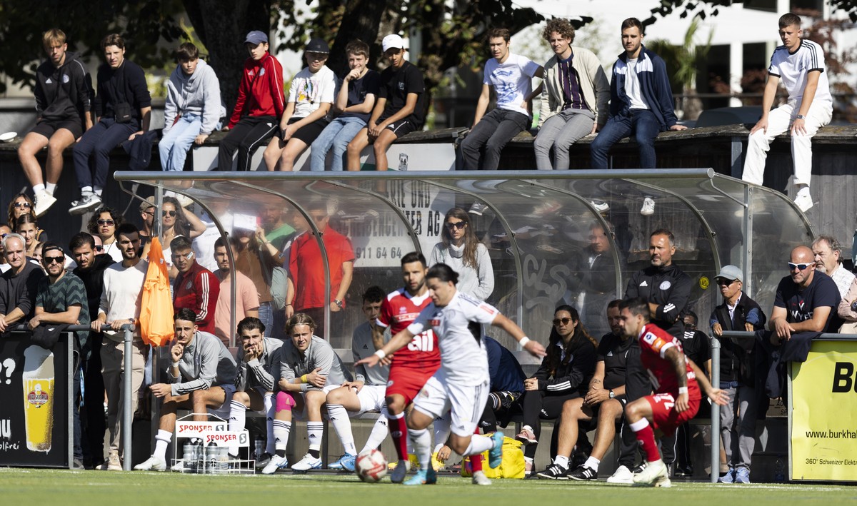 Zuschauer verfolgen das Spiel, im Schweizer Fussball Cup 1/16 Finalspiel zwischen dem FC Breitenrain und FC Lugano auf dem Sportplatz Spitalacker, am Sonntag, 18. September 2022 in Bern. (KEYSTONE/Pet ...
