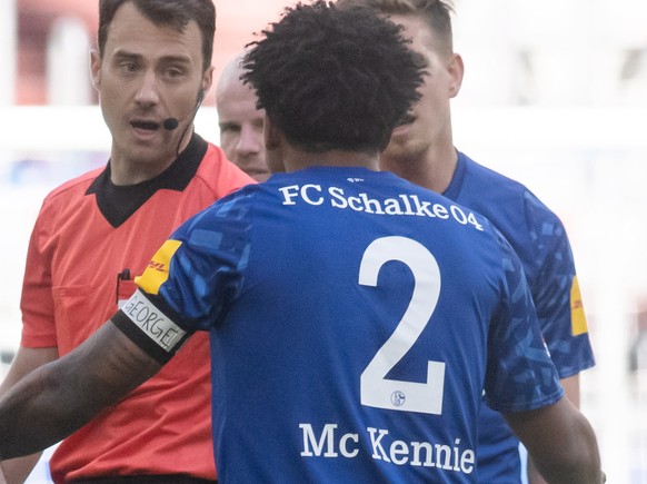epa08454613 Schalke's Weston McKennie (C) wears an armlet reading 'Justice for George', during the German Bundesliga soccer match between FC Schalke 04 and Werder Bremen in Gelsenkirche ...