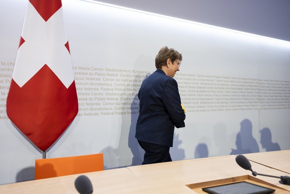 Bundesraetin Viola Amherd verlaesst den Konferenzsaal, nachdem sie waehrend einer Medienkonferenz ihren Ruecktritt bekannt gegeben hat, am Mittwoch, 15. Januar 2025 in Bern. (KEYSTONE/Peter Klaunzer)