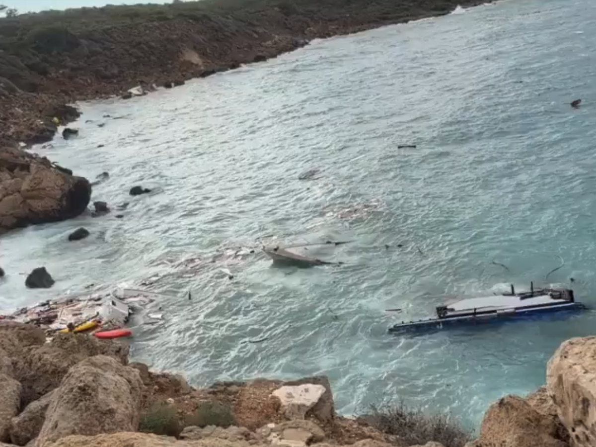 Kaputte Boote an der Küste des Kap Greco.