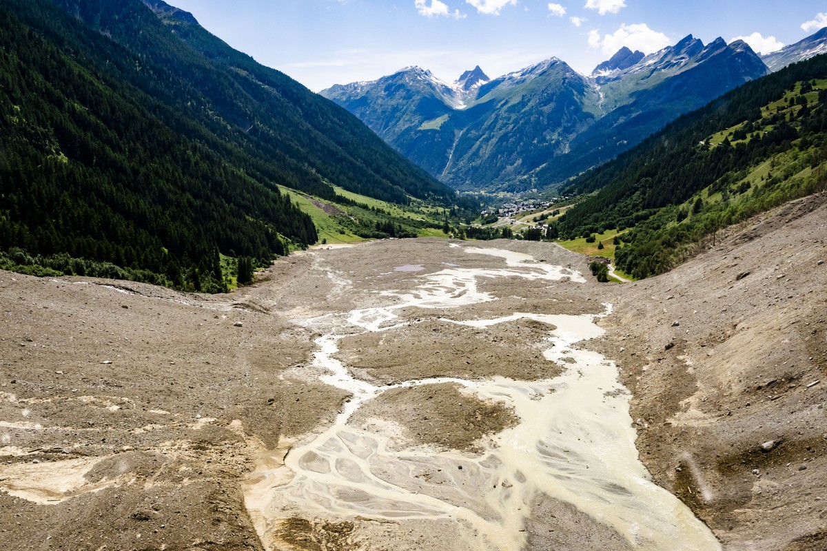 Une vue aerienne montre la riviere la "Lonza" qui cherche son chemin dans la masse rocheuse apres l'eboulement le mardi 24 juin 2025 a Blatten dans le Loetschental. Le village de Blatte ...