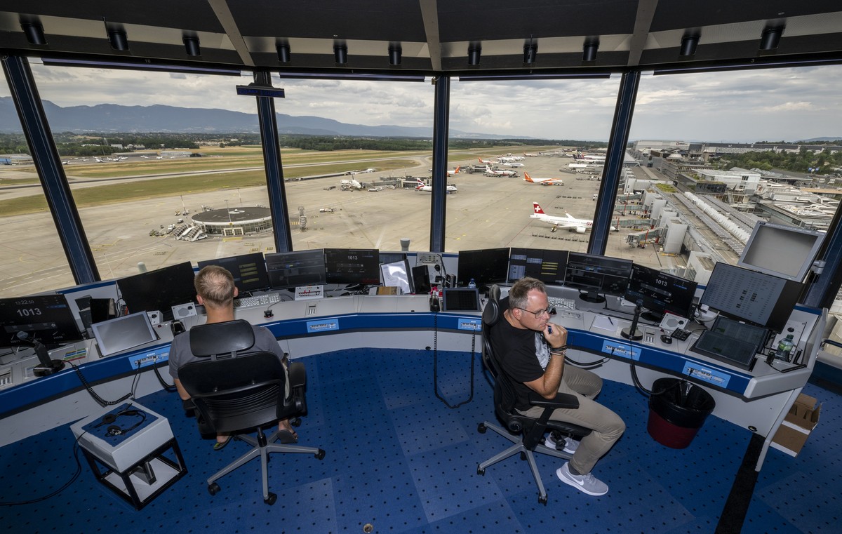 Des controleurs aeriens de Skyguide observent un avion qui decolle du tarmac de l?aeroport depuis la tour de controle (Goldorak) de l?Aeroport International de Geneve AIG, apres une conference de pres ...