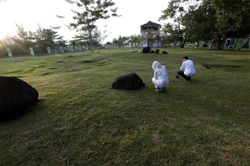 Gebete am Massengrab Ulee Lheue im indonesischen Banda Aceh&nbsp;anlässlich des 11. Jahrestags des verheerenden Tsunamis von 2004 (26.12.2015).