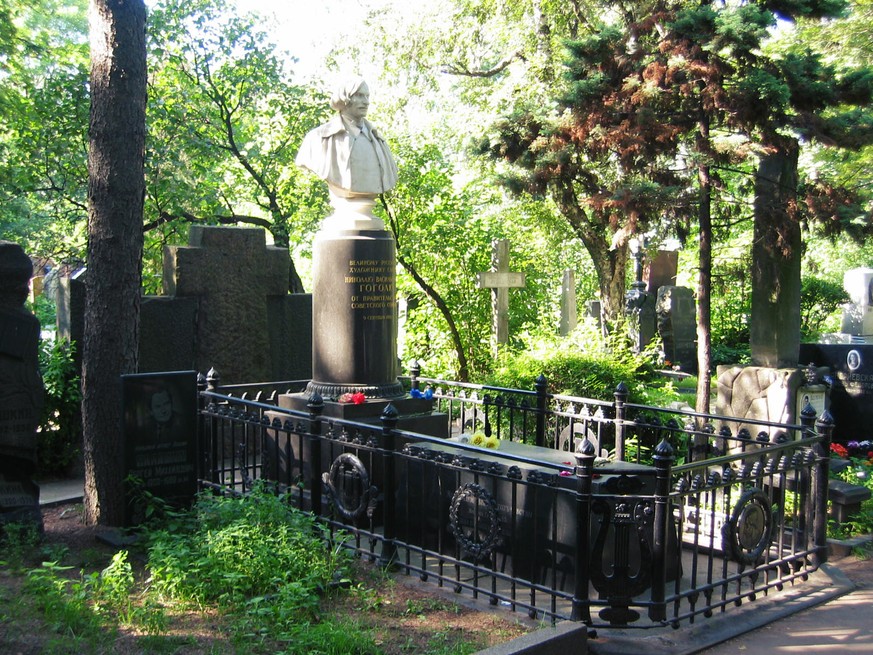Gogol liegt auf dem wunderschönen Nowodewitschi-Friedhof (Friedhof des Neujungfrauen-Klosters) in Moskau begraben. Hier liegt auch der russische Schriftsteller Michail Bulgakow, der russische Komponis ...