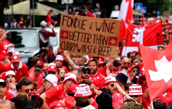 23.6.2024 Fussbal Fans Fans der Schweizer Nationalmannschaft auf dem Weg durch das Frankfurter Bahnhofsviertel zum Stadion um die Partie gegen Deutschland zu sehen. Frankfurt am Main Kaiserstrasse Hes ...