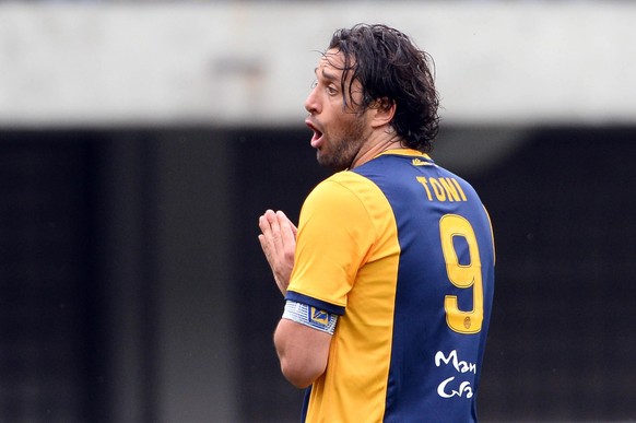 epa04731356 Hellas Verona&#039;s Luca Toni reacts during the Italian Serie A soccer match Hellas Verona FC vs Udinese Calcio at Bentegodi stadium in Verona, Italy, 03 May 2015. EPA/FILIPPO VENEZIA