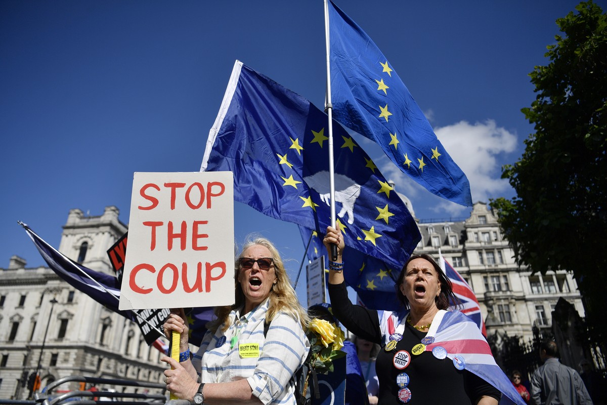 epa07816539 Pro-Remain protesters demonstrate outside Parliament in London, Britain, 04 September 2019. Members of Parliament will vote on a bill forcing Britain's Prime Minister Boris Johnson to ...
