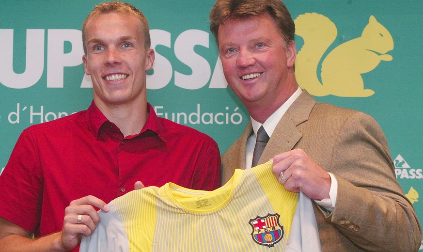 Goalkeeper Robert Enke, left, of Germany, holds up his new F.C. Barcelona shirt alongside Barcelona coach Louis Van Gaal of The Netherlands after Enke signed for this Catalonian soccer club in Barcelo ...