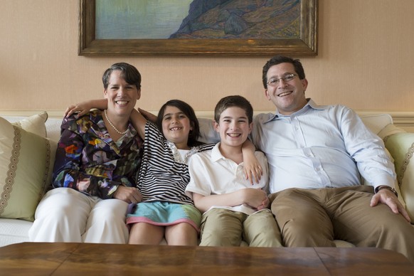 Suzi LeVine mit ihrer Familie in der US-Botschaft in Bern.