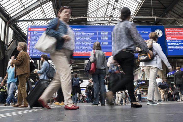 ZU DEN JAHRESZAHLEN 2016 DER SBB, AM DIENSTAG, 21. MAERZ 2017, ERHALTEN SIE FOLGENDE ARCHIVBILDER - Pendler bewegen sich am Hauptbahnhof am Dienstag, 7. Juni 2016, in Zuerich. Gegen 3 Uhr am fruehen D ...