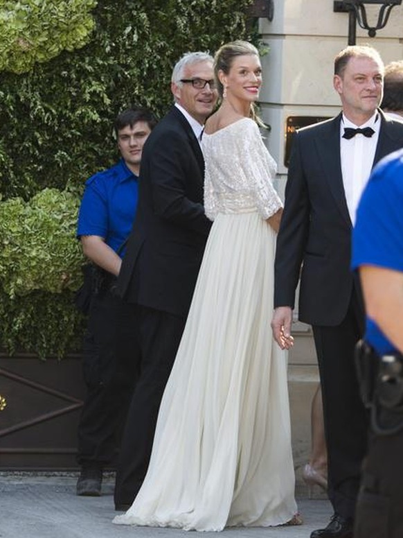 Invited guests, among them former Swiss model Nadja Schildknecht and her partner Urs Rohner, arrive to Tina Turner&#039;s Algonquin villa for her wedding celebration, Sunday 21 July 2013, in Kuesnacht ...