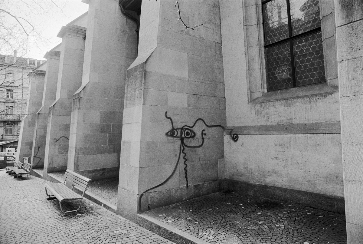 ARCHIVE --- DER SPRAYER UND KUENSTLER HARALD NAEGELI WIRD AM 4. DEZEMBER 75 JAHRE ALT. ZU NAEGELI STELLEN WIR IHNEN DIESES BILD ZUR VERFUEGUNG --- Eine Figur des als "Sprayer von Zuerich" be ...