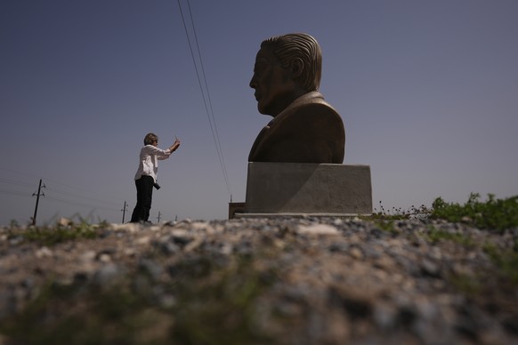 A visitor photographs a large bust of Elon Musk near SpaceX&#039;s Starbase as the Starship is prepared for a test flight in Boca Chica, Texas, Wednesday, March 5, 2025. (AP Photo/Eric Gay)
Pictures o ...