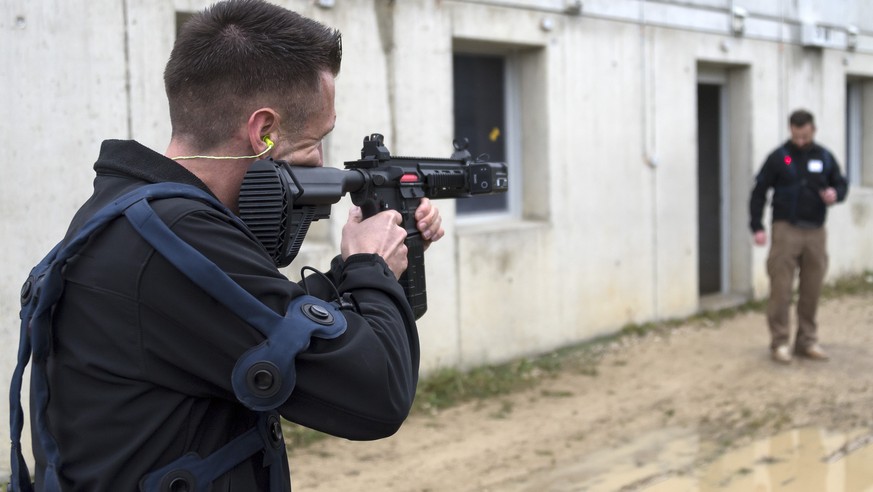 Mitarbeiter der RUAG demonstrieren ein Uebungsgewehr am Medientag der RUAG und der Schweizer Armee im Gefechtsausbildungszentrum (GAZ) in Bure, am Mittwoch, 26. April 2017. (KEYSTONE/Georgios Kefalas)