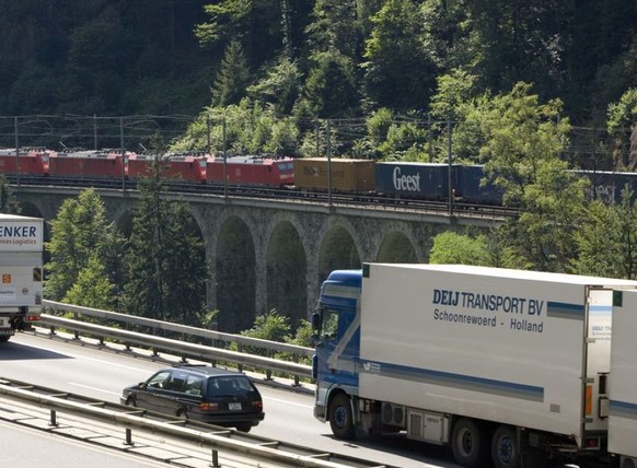 Der Güterverkehr durch die Schweizer Alpen hat im ersten Halbjahr 2019 abgenommen - auf der Strasse ebenso wie auf der Schiene. (Archivbild)