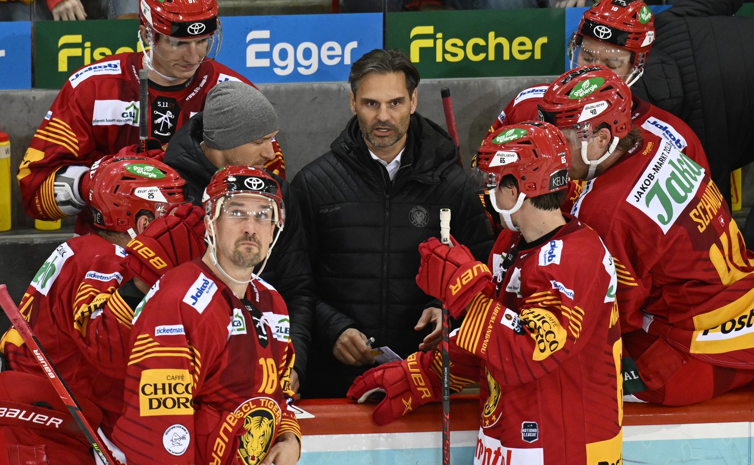 Tigers Head Coach Thierry Paterlini, Mitte, waehrend dem Qualifikations-Spiel der National League, zwischen den SCL Tigers und dem EV Zug, am Samstag 22. Oktober 2022, im Ilfisstadion in Langnau. (KEY ...