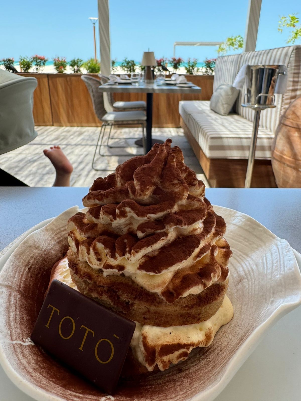 Le petit pied est à croquer, mais pas à manger. (Regardez bien)
