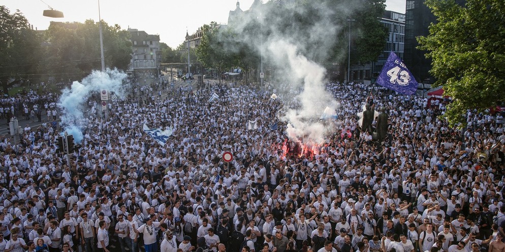 Gestern gab es grossen Jubel nach dem Sieg gegen den Meister YB. Der FCZ feierte auf dem Balkon des Volkshauses mit rund 1500 Fans seinen Pokal.