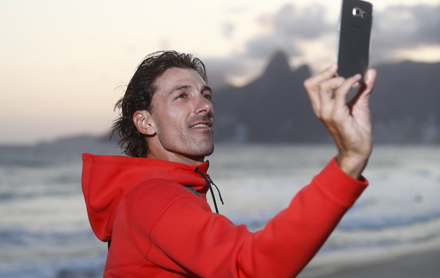 Swiss cycling athlete Fabian Cancellara takes a selfie picture in front of Ipanema beach prior to a media conference of the Swiss cycling team prior to the Rio 2016 Olympic Summer Games at the TV-Stud ...