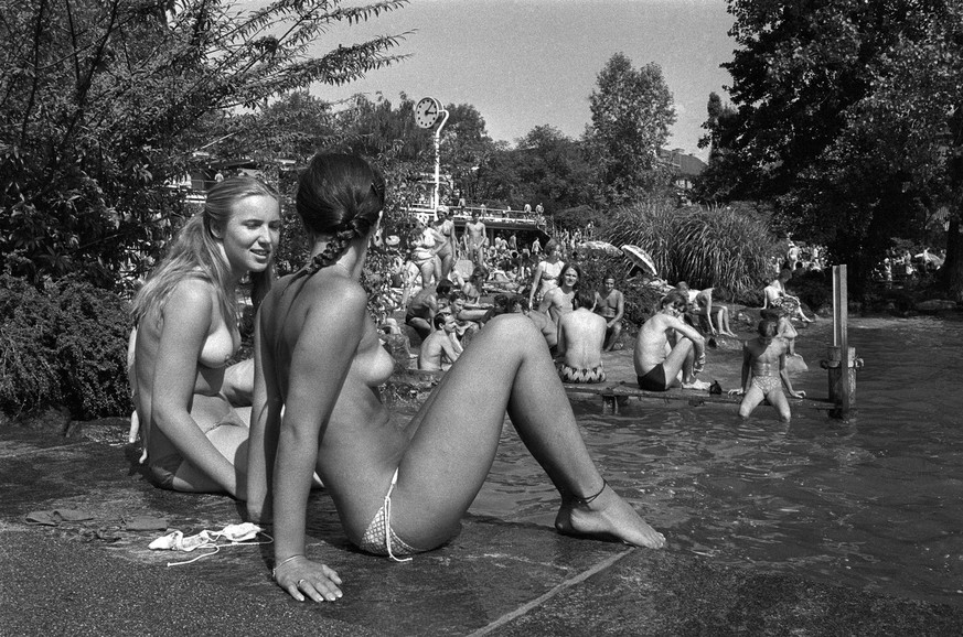 Zwei Frauen geniessen &quot;oben ohne&quot; das sonnige Badewetter in der Badeanstalt Tiefenbrunnen, am 2. August 1978 in Zuerich. (KEYSTONE/Str)