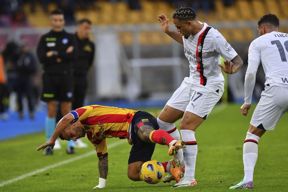 AC Milan&#039;s Noah Okafor challenges Lecce&#039;s Gabriel Strefezza, left, during the Serie A soccer match between Lecce and AC Milan, at the Via del Mare stadium in Lecce, Italy, Saturday, Nov. 11, ...