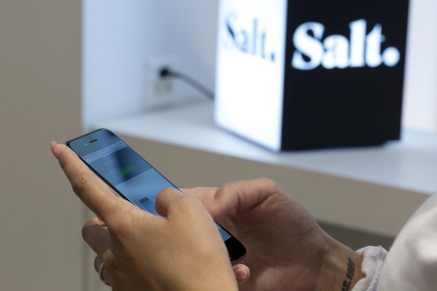 ARCHIV --- ZUR BMK 2018 VON SALT STELLEN WIR IHNEN FOLGENDES BILDMATERIAL ZUR VERFUEGUNG, AM MITTWOCH, 13. MAERZ 2019 --- A sales assistant uses a smart phone, in the Salt store in the Niederdorf of Z ...