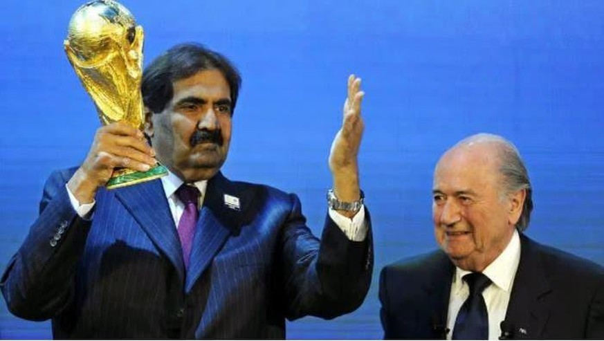 Sepp Blatter und Katars damaliger Emir Sheikh Hamad bin Khalifa Al-Thani bei der Vergabe der WM 2022 nach Katar. Das war im Dezember 2010.