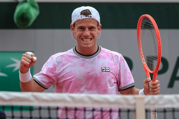 epa09249124 Diego Schwartzman of Argentina reacts after defeating Philipp Kohlschreiber of Germany during the 3rd round match at the French Open tennis tournament at Roland Garros in Paris, France, 05 ...