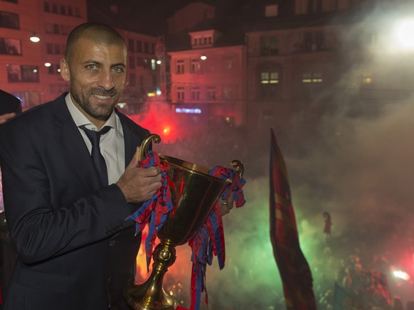 Der Spieler Walter Adrian Samuel des FC Basel feiert mit dem Pokal und mit den Fans den sechsten Meistertitel in Folge auf dem Barfuesserplatz in Basel in den fruehen Morgenstunden am Samstag, 30. Mai ...