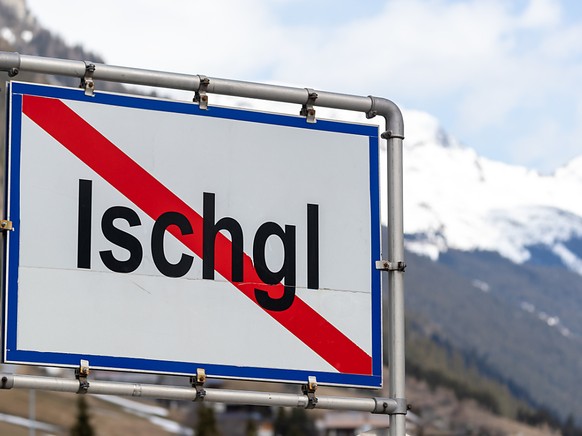 ARCHIV - Ein Ortsschild mit durchgezogener roter Linie steht am Ende der Ortschaft Ischgl. Der Verbraucherschutzverein stellt am 23.09.2020 erste Musterklagen gegen die Republik und das Land Tirol vor ...