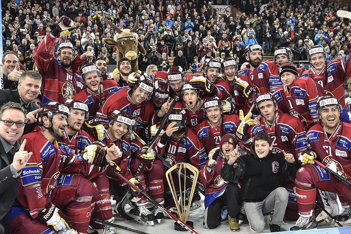 epa04543514 Geneva's player and staff celebrate their victory after the final match between Switzerland's Geneve Servette HC and Russia's HC Salavat Yulaev Ufa at the 88th Spengler Cup  ...