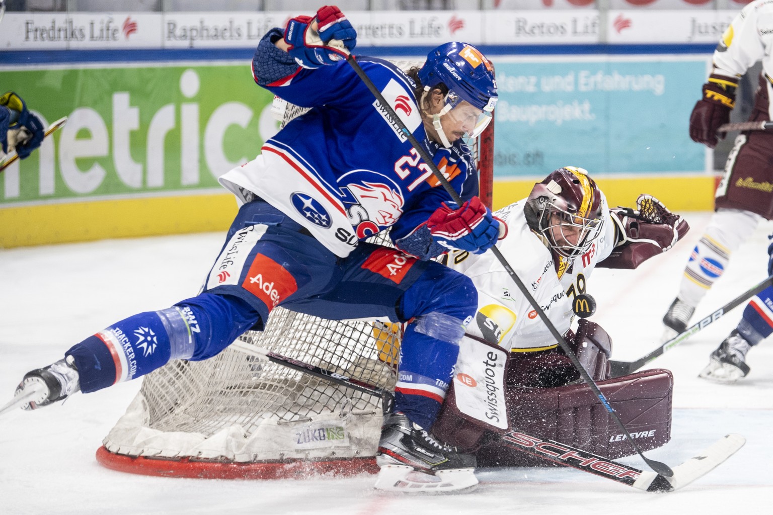 Zuerichs Roman Wick, links, kaempft um den Puck gegen Servettes Torhueter Daniel Manzato, rechts, im ersten Eishockey Playoff-Halbfinalspiel der National League zwischen den ZSC Lions und dem Geneve-S ...