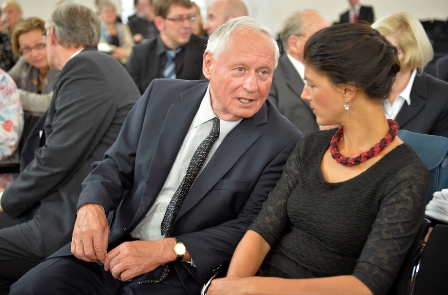 Der ehemalige Vorsitzende der Partei Die Linke, Oskar Lafontaine, mit Sahra Wagenknecht (Linke, rechts) an einer Gedenkveranstaltung für den verstorbenen Verleger Frank Schirrmacher.