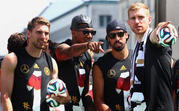 Ron-Robert Zieler (links) mit seinen Teamkollegen beim Empfang auf der Berliner Fanmeile.