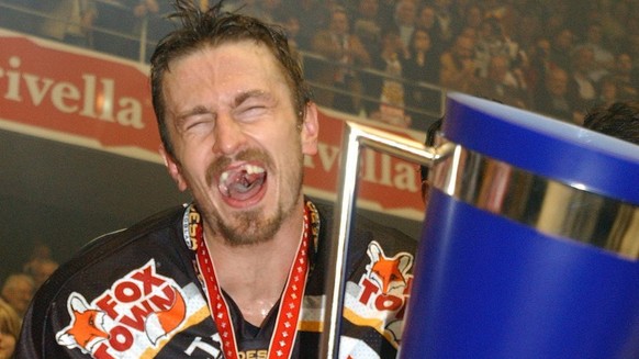 Der Luganese Ville Peltonen feiert mit dem Meisterpokal den soeben gewonnenen 7. Meistertitel nach dem fuenften Playoff-Finalspiel der Eishockey NLA zwischen dem HC Lugano und dem HC Davos, am Donners ...