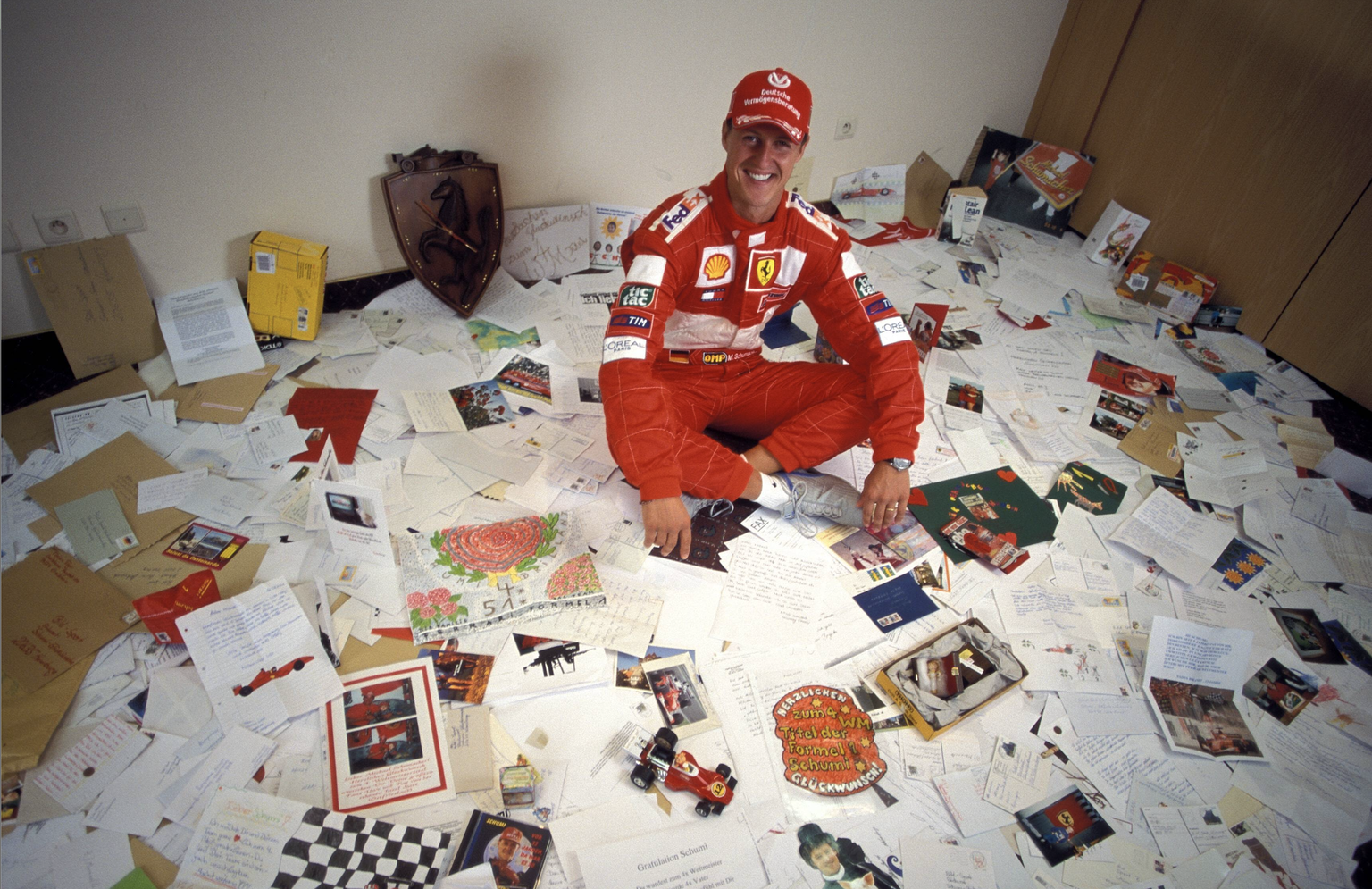Michael Schumacher mit seiner Fanpost, 2001